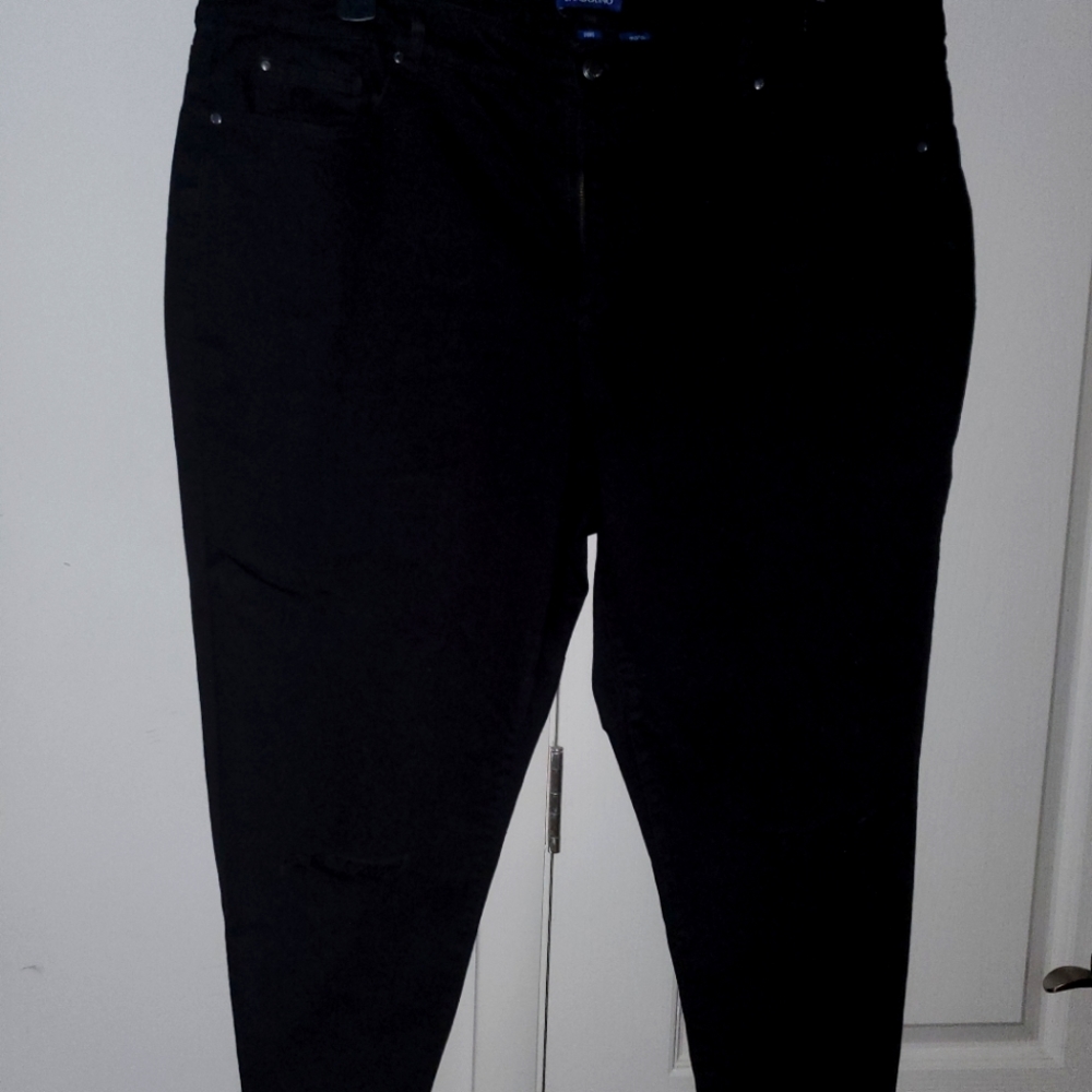 Bandolino Distressed in the Knee Black Jeans